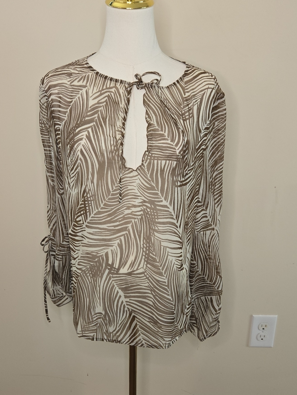 BCBG Max Azria Silk Blouse Taupe Leaf Print Boho Resort Luxe Size 6 Tropical - Picture 2 of 11